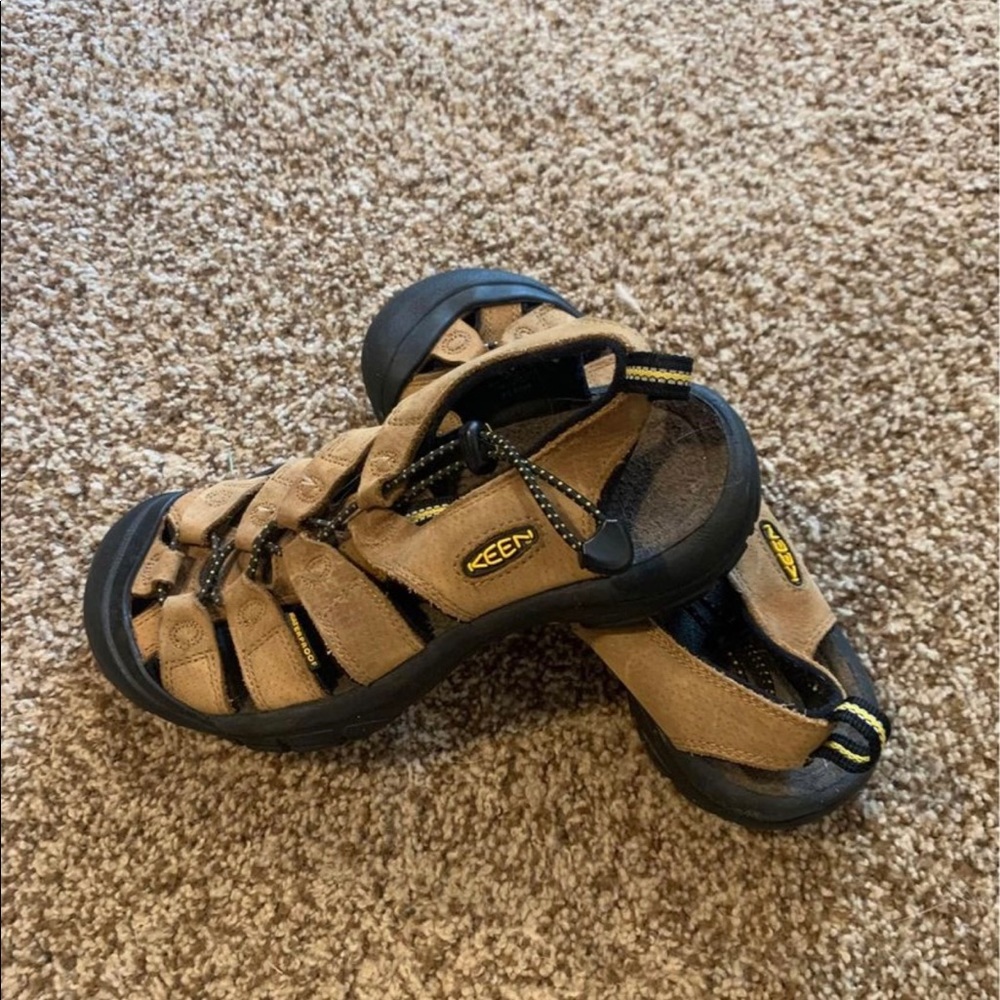 Woman’s leather Keen’s size 7.5